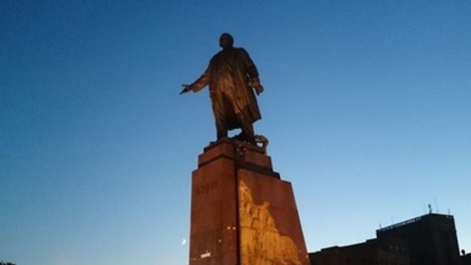 Митингующие собрали деньги на восьмиметровую лестницу и забрались на постамент