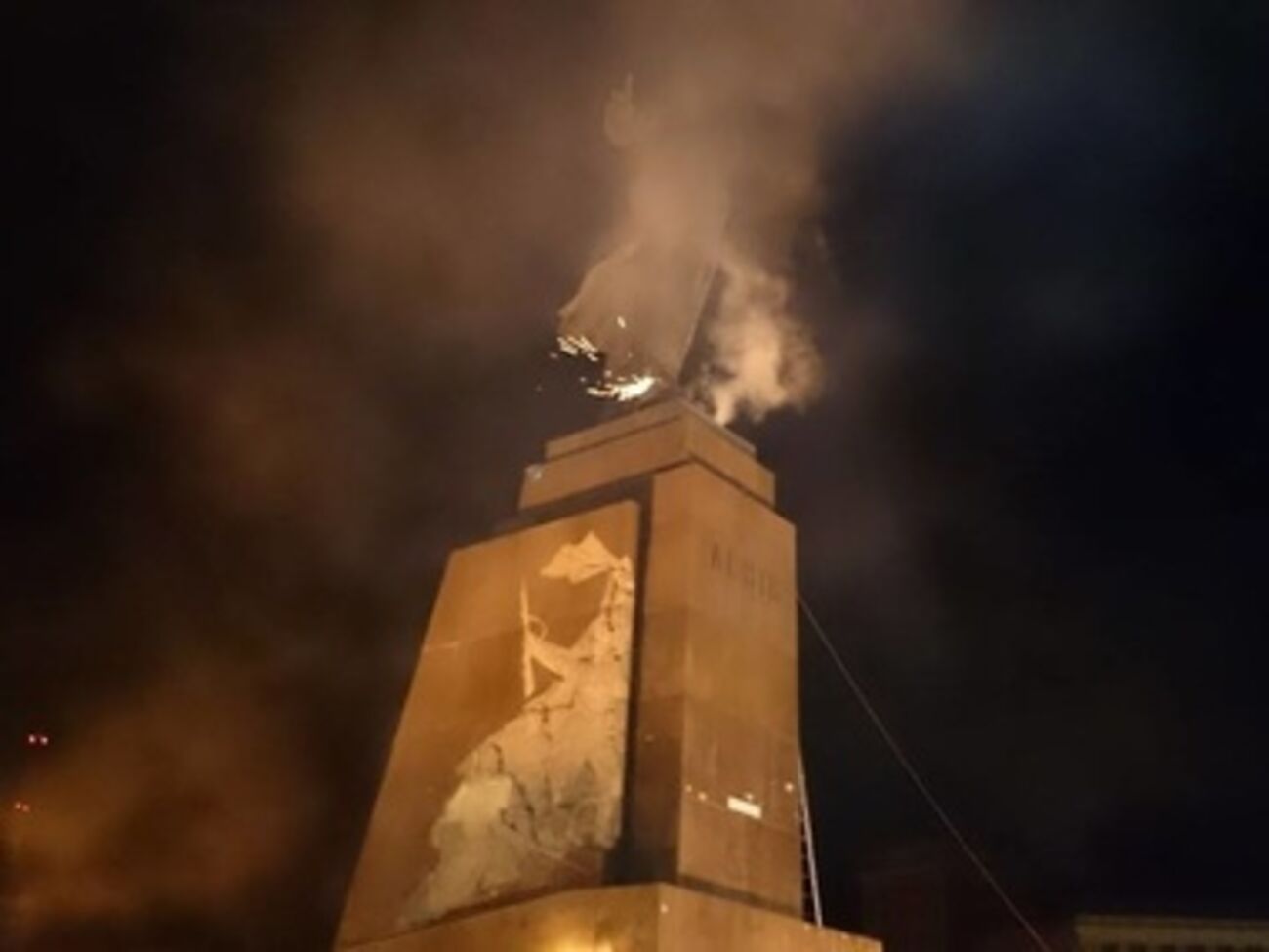 Одну монументу уже подпилили, принялись за вторую