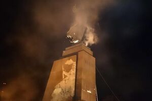 Одну монументу уже подпилили, принялись за вторую