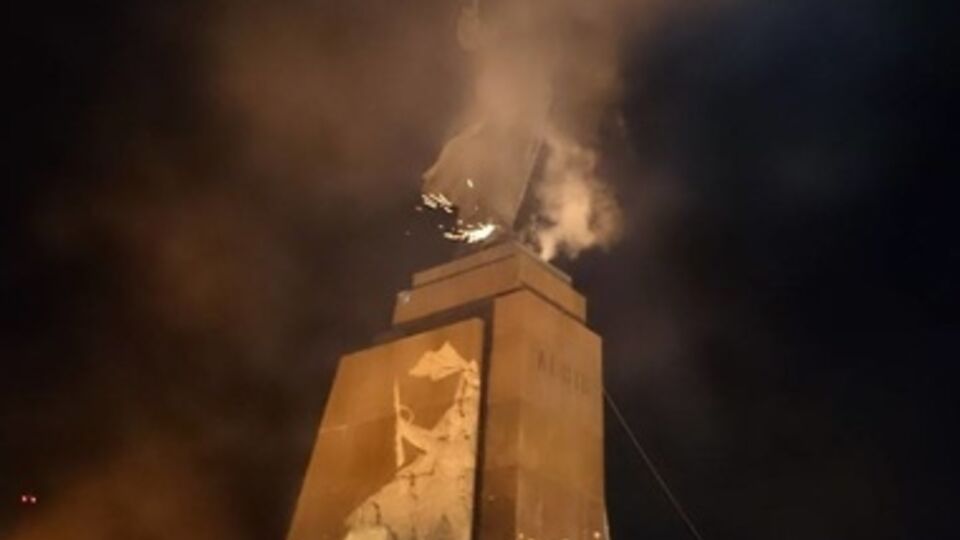 Одну монументу уже подпилили, принялись за вторую