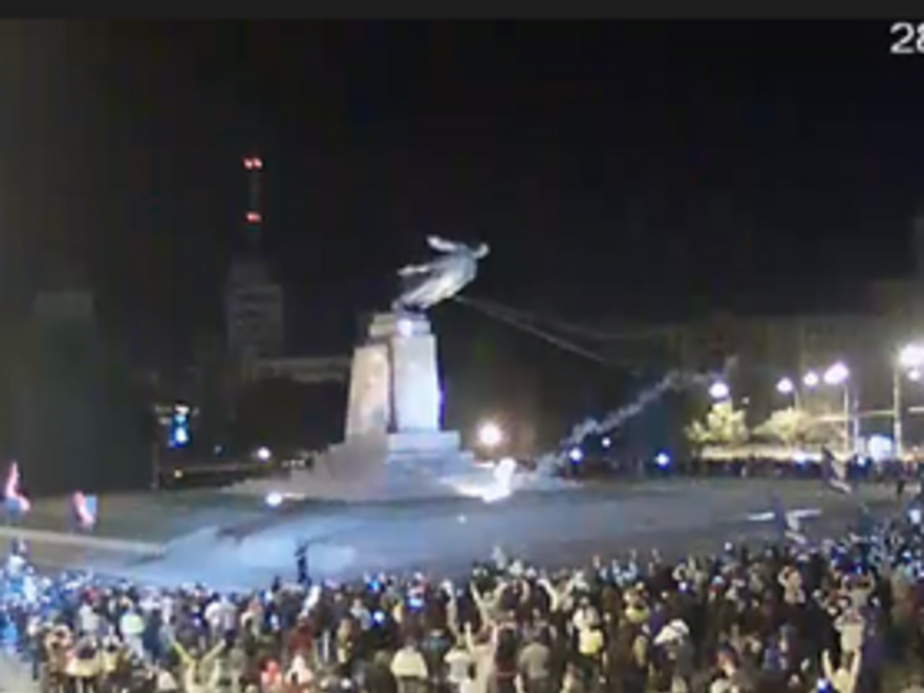 Памятник Ленину в Харькове свалили с помощью троса