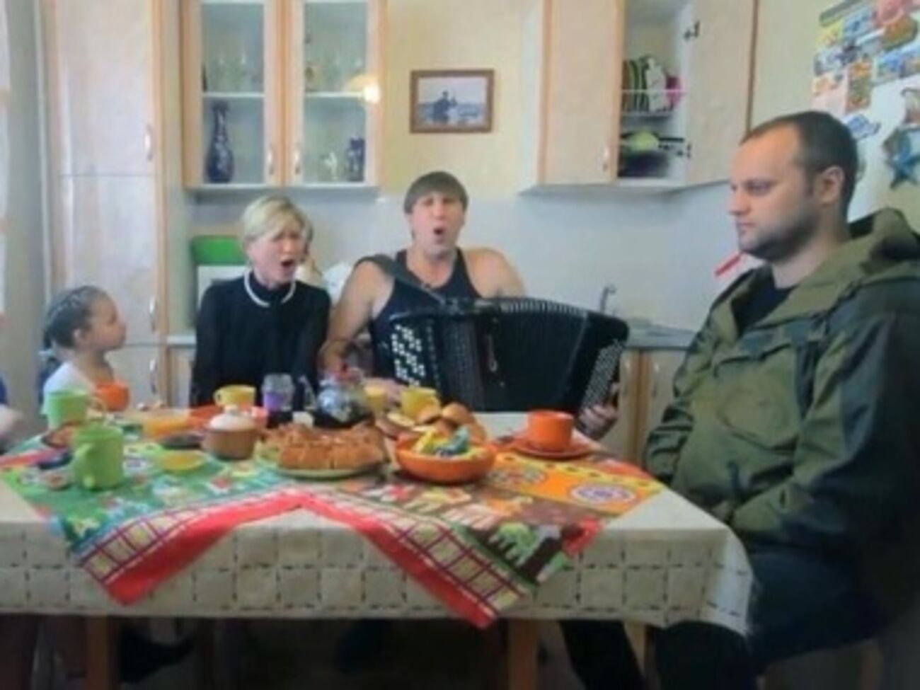 Губарев остался невозмутим на фоне других участников клипа