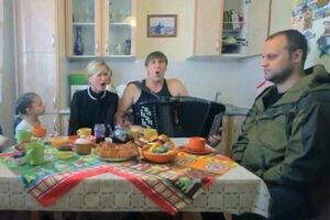 Губарев остался невозмутим на фоне других участников клипа