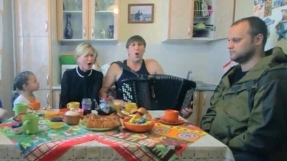 Губарев остался невозмутим на фоне других участников клипа