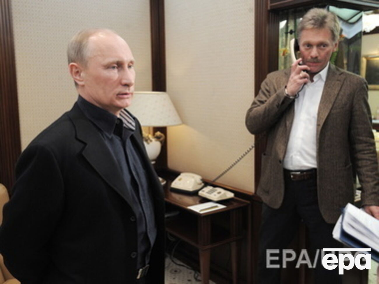 Дмитрий Песков (справа) уточнил, о чем Владимир Путин разговаривал с Петром Порошенко