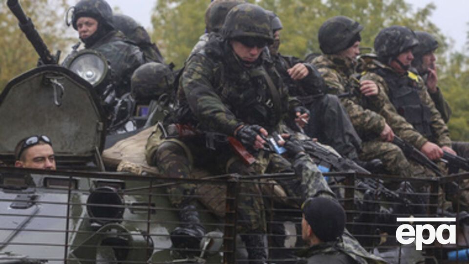 После тяжелых боев военные хирурги работали в мобильном госпитале круглосуточно, спасая жизни раненых