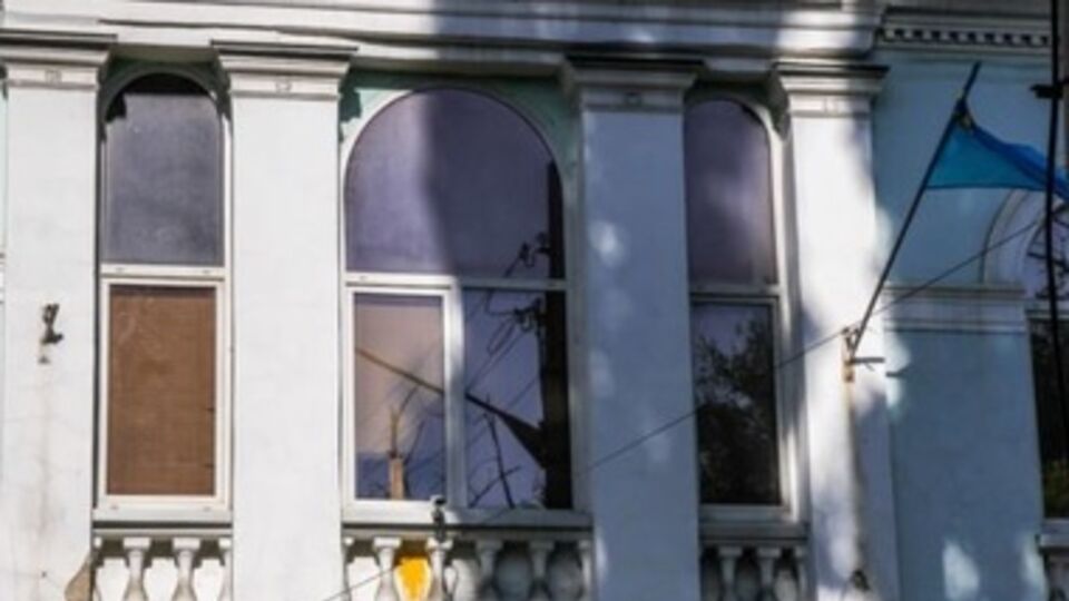 Флаг Меджлиса пока остается висеть на здании