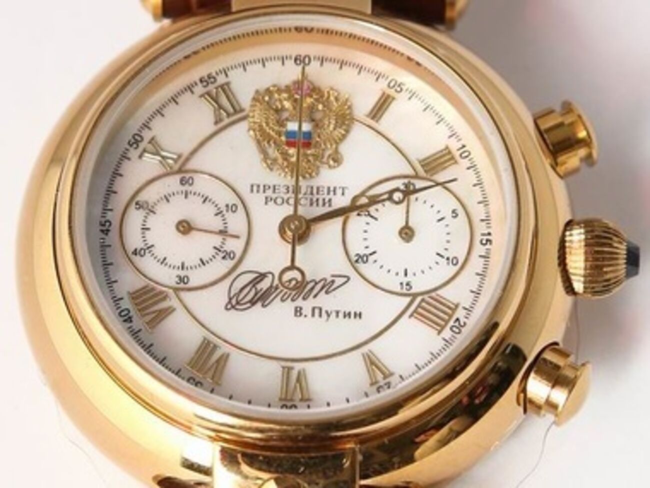 Информация о часах от президента находится на личном сайте Михайлова