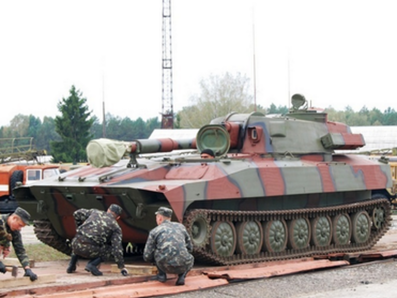 В Ровненской области отремонтировали два десятка артиллерийских установок "Гвоздика" для армии. Фоторепортаж