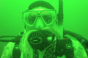 Дайверы погрузились на глубину примерно 10-12 метров