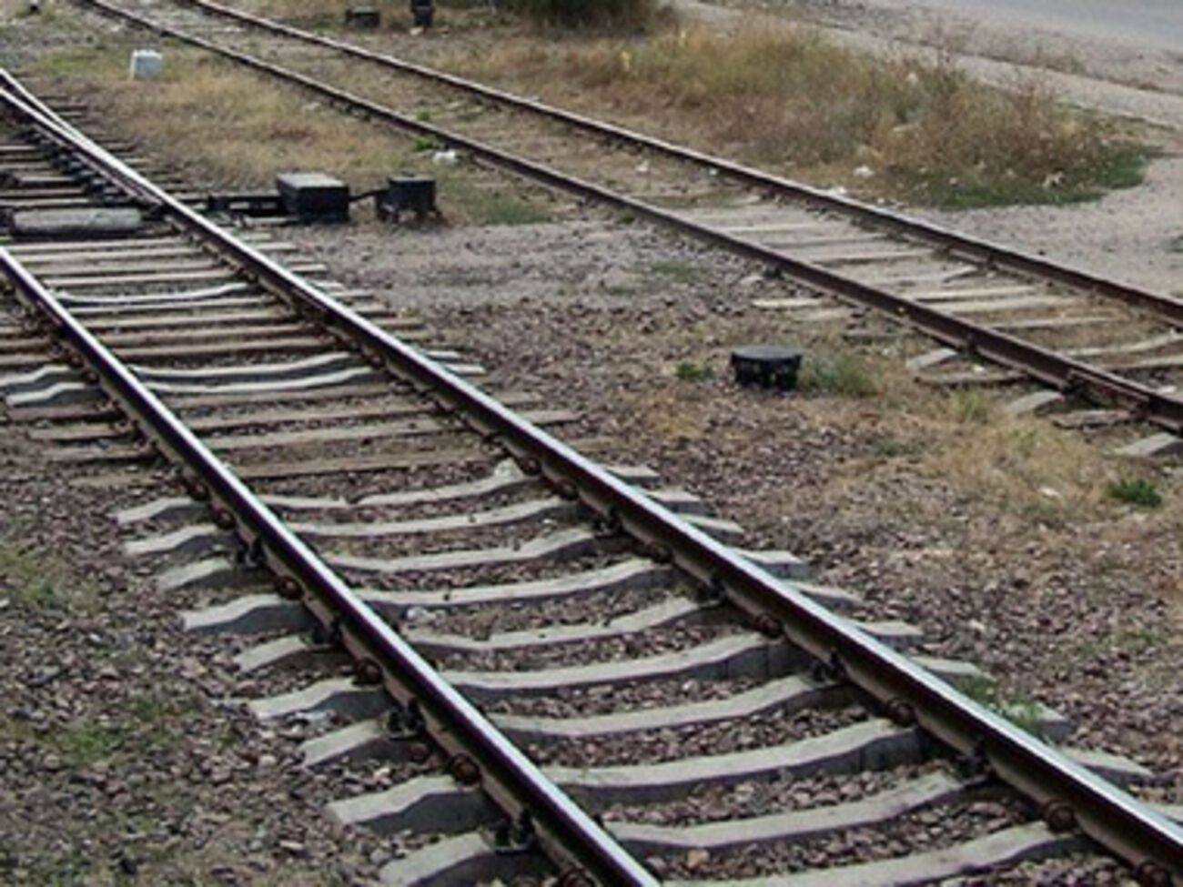 Монтеры были ранены в результате взрыва, когда направлялись ремонтировать пути