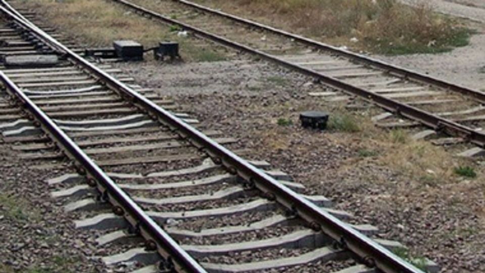 Монтеры были ранены в результате взрыва, когда направлялись ремонтировать пути