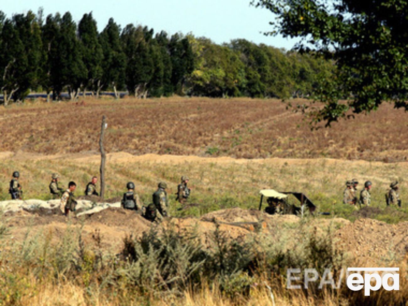 Бойцы батальон "Азов" занимают позиции под Мариуполем