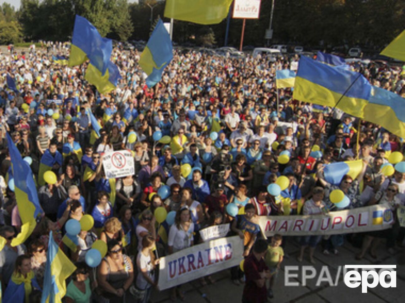 На митинг пришли тысячи людей и с каждой минутой их становится все больше