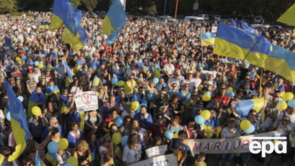 На митинг пришли тысячи людей и с каждой минутой их становится все больше