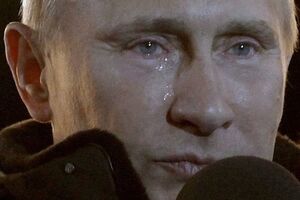 Глаза у Путина слезились от ветра, пояснил пресс-секретарь Дмитрий Песков состояние тогда еще будущего президента на митинге в марте 2012 года