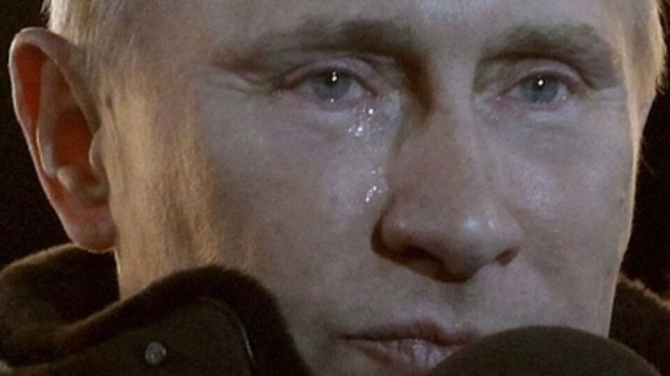 Глаза у Путина слезились от ветра, пояснил пресс-секретарь Дмитрий Песков состояние тогда еще будущего президента на митинге в марте 2012 года