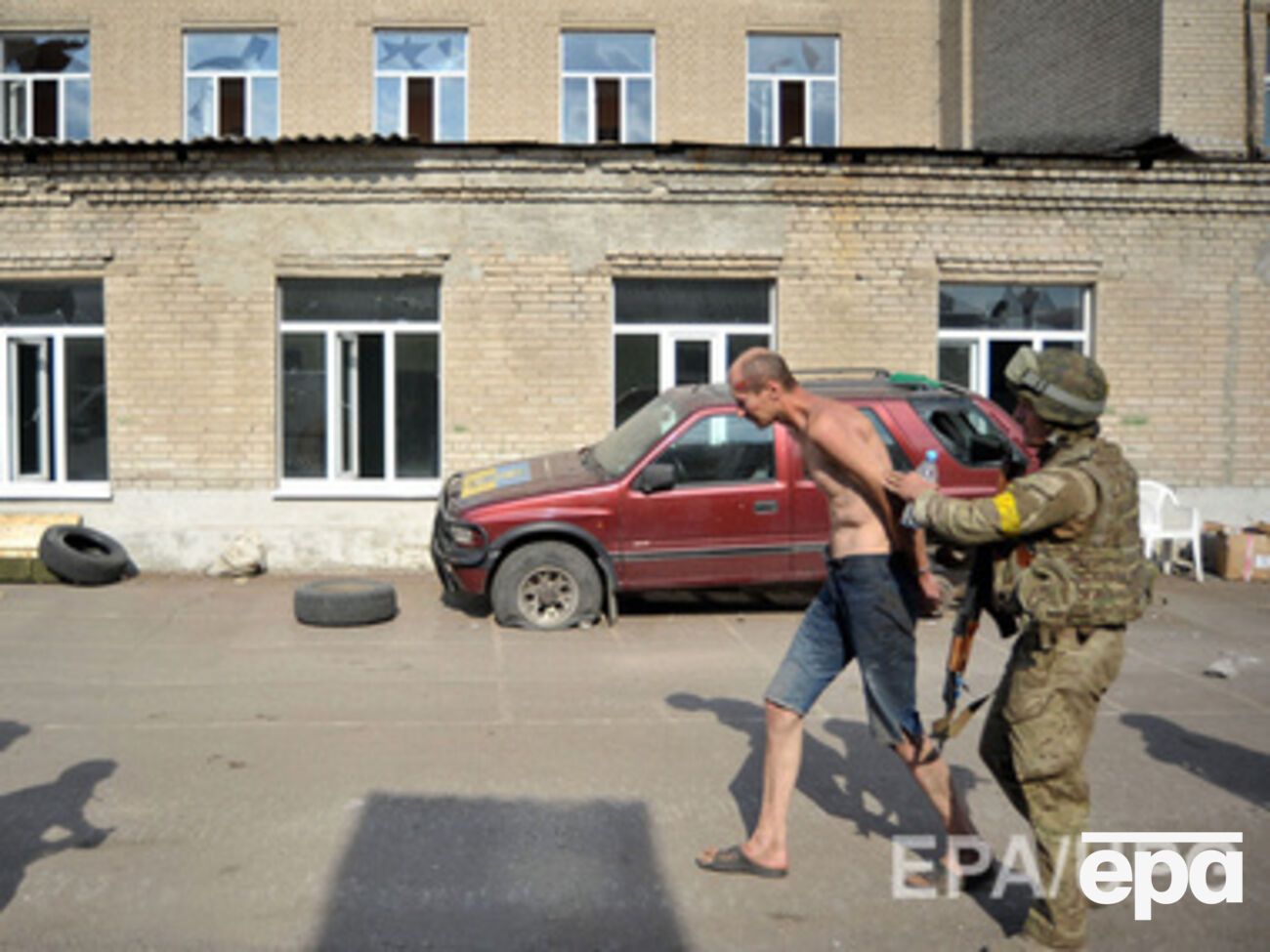 В личных вещах задержанного найдены снайперская винтовка с оптическим прицелом, гранаты,&nbsp;российские рубли, наркотики, а также паспорт гражданина РФ