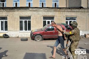 В личных вещах задержанного найдены снайперская винтовка с оптическим прицелом, гранаты, российские рубли, наркотики, а также паспорт гражданина РФ