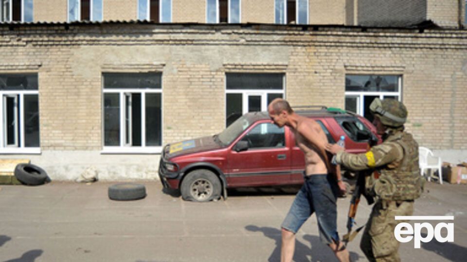 В личных вещах задержанного найдены снайперская винтовка с оптическим прицелом, гранаты, российские рубли, наркотики, а также паспорт гражданина РФ