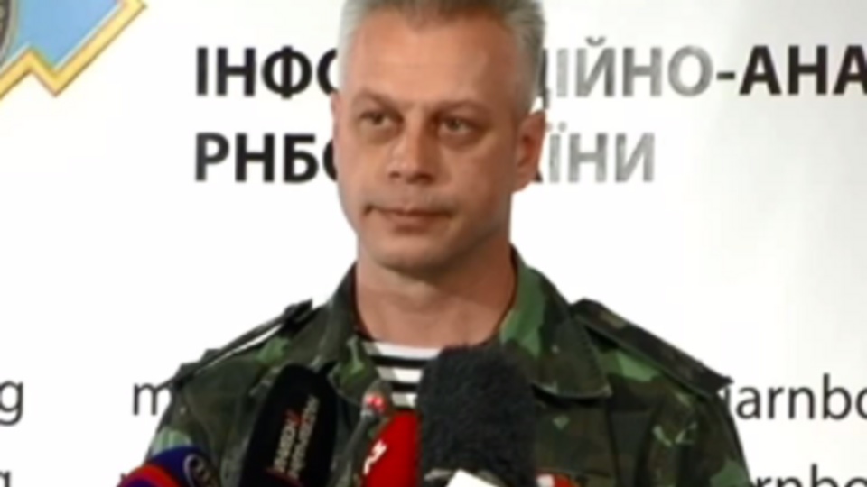 Устанавливаются контакты с террористами, которые удерживают заложников, отметил Лысенко