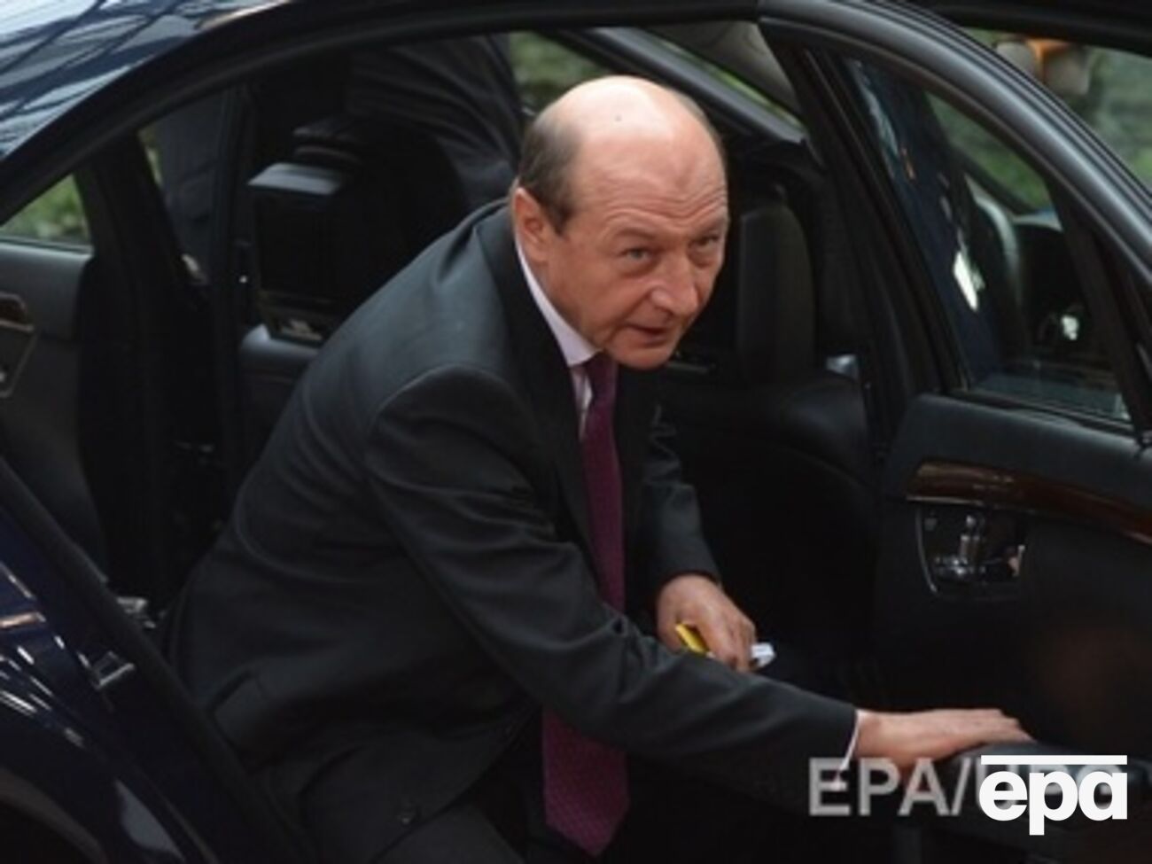 Бэсеску обвиняют, в частности, потому, что его брат, Мирчи Бэсеску, был вовлечен в крупный коррупционный скандал