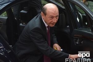 Бэсеску обвиняют, в частности, потому, что его брат, Мирчи Бэсеску, был вовлечен в крупный коррупционный скандал