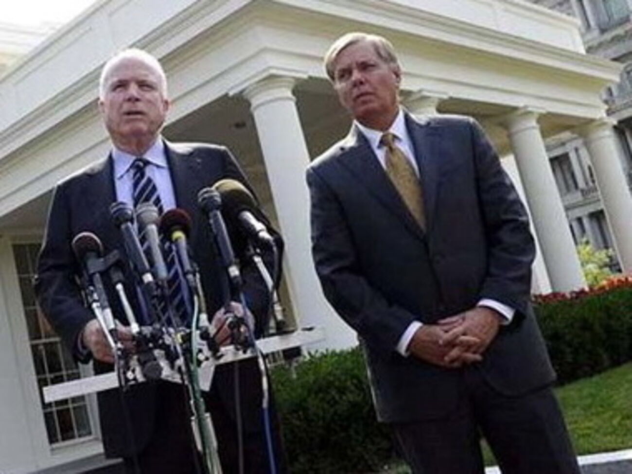 Маккейн и Грэм: Если люди, которые верят в верховенство права и демократии, уступают диктату бандитов, становится хуже