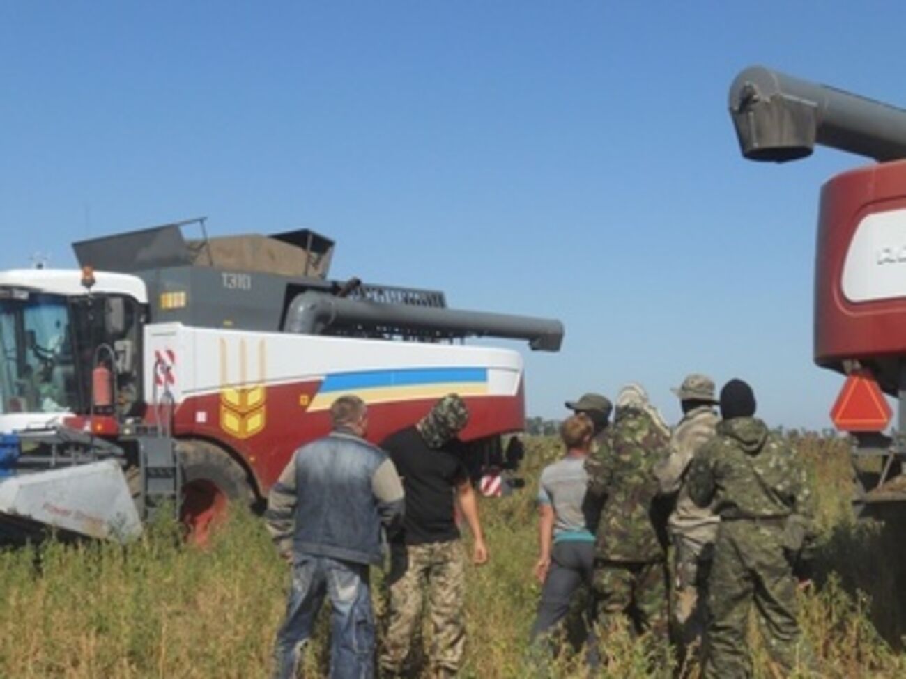 Прибывшие на место событий правохранители не стали препятствовать уборке урожая