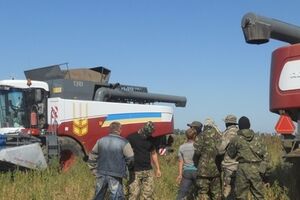 Прибывшие на место событий правохранители не стали препятствовать уборке урожая