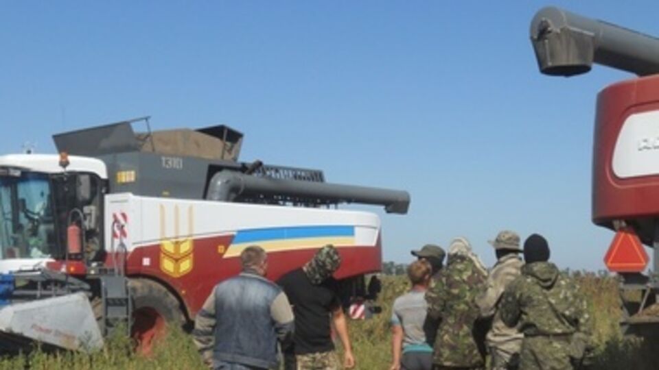 Прибывшие на место событий правохранители не стали препятствовать уборке урожая