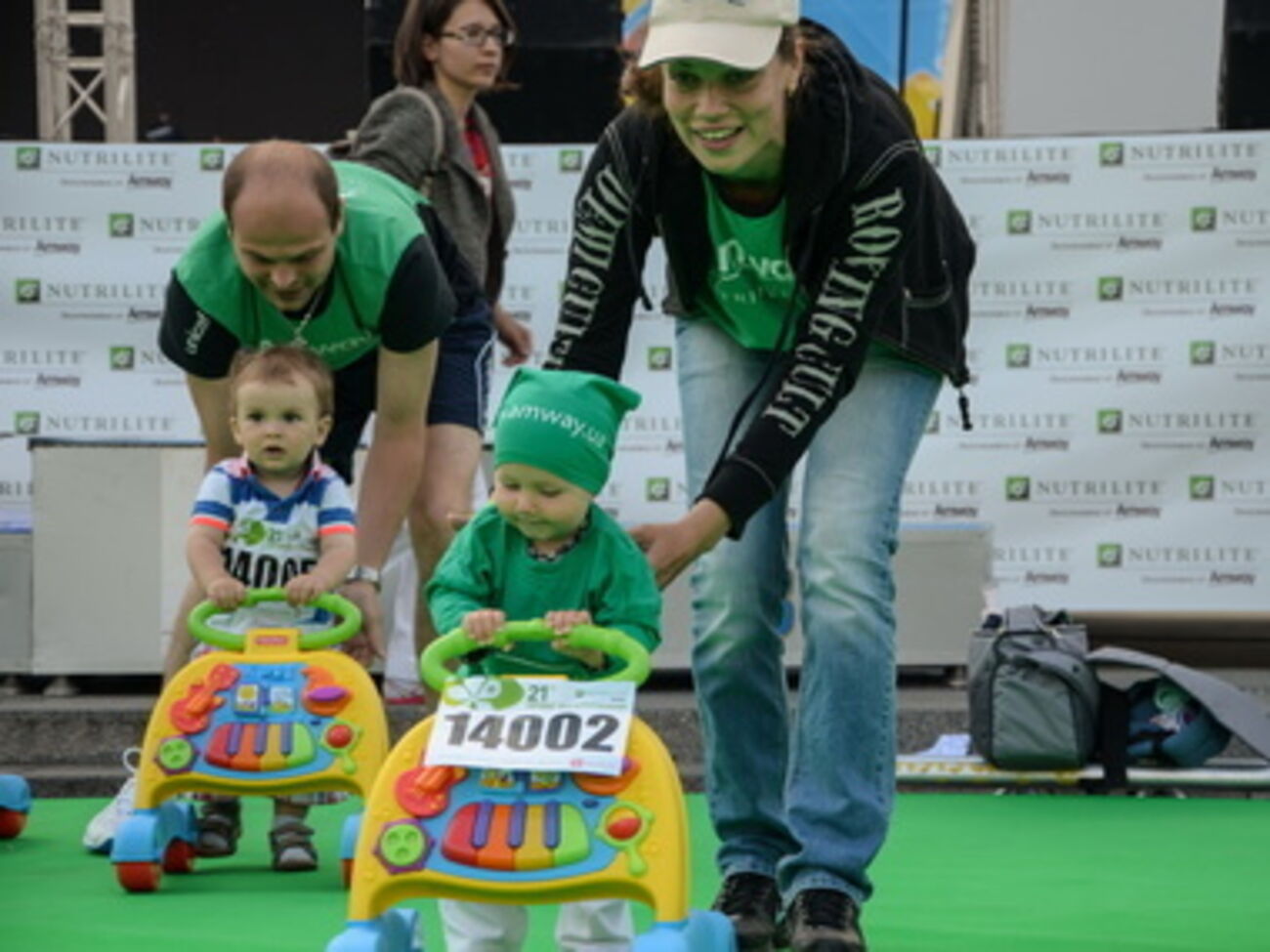 Дети 6-18 месяцев преодолевали десятиметровую дистанцию