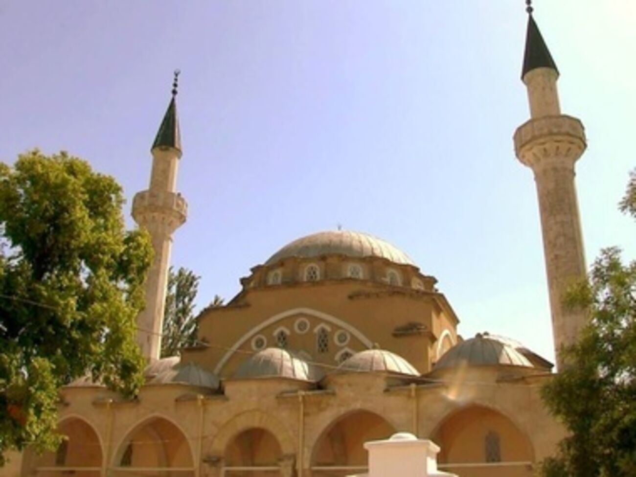 Заместитель председателя Духовного управления мусульман Крыма Айдер Исмаилов считает, что создание в Крыму параллельного муфтията может быть очередной попыткой "властей" внести раскол в ряды крымских мусульман