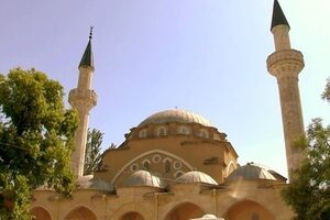 Заместитель председателя Духовного управления мусульман Крыма Айдер Исмаилов считает, что создание в Крыму параллельного муфтията может быть очередной попыткой "властей" внести раскол в ряды крымских мусульман