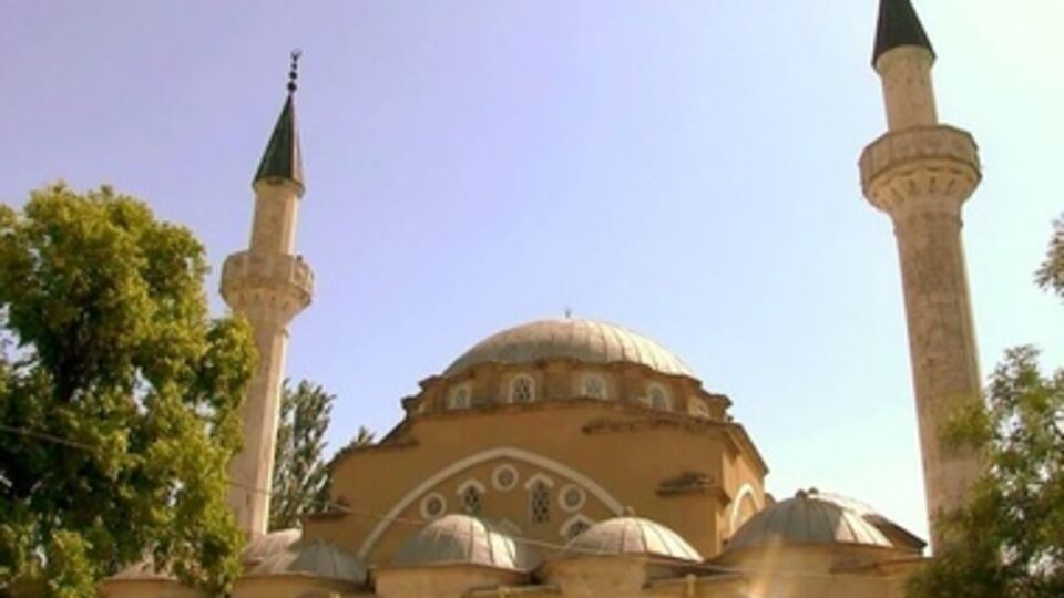 Заместитель председателя Духовного управления мусульман Крыма Айдер Исмаилов считает, что создание в Крыму параллельного муфтията может быть очередной попыткой "властей" внести раскол в ряды крымских мусульман