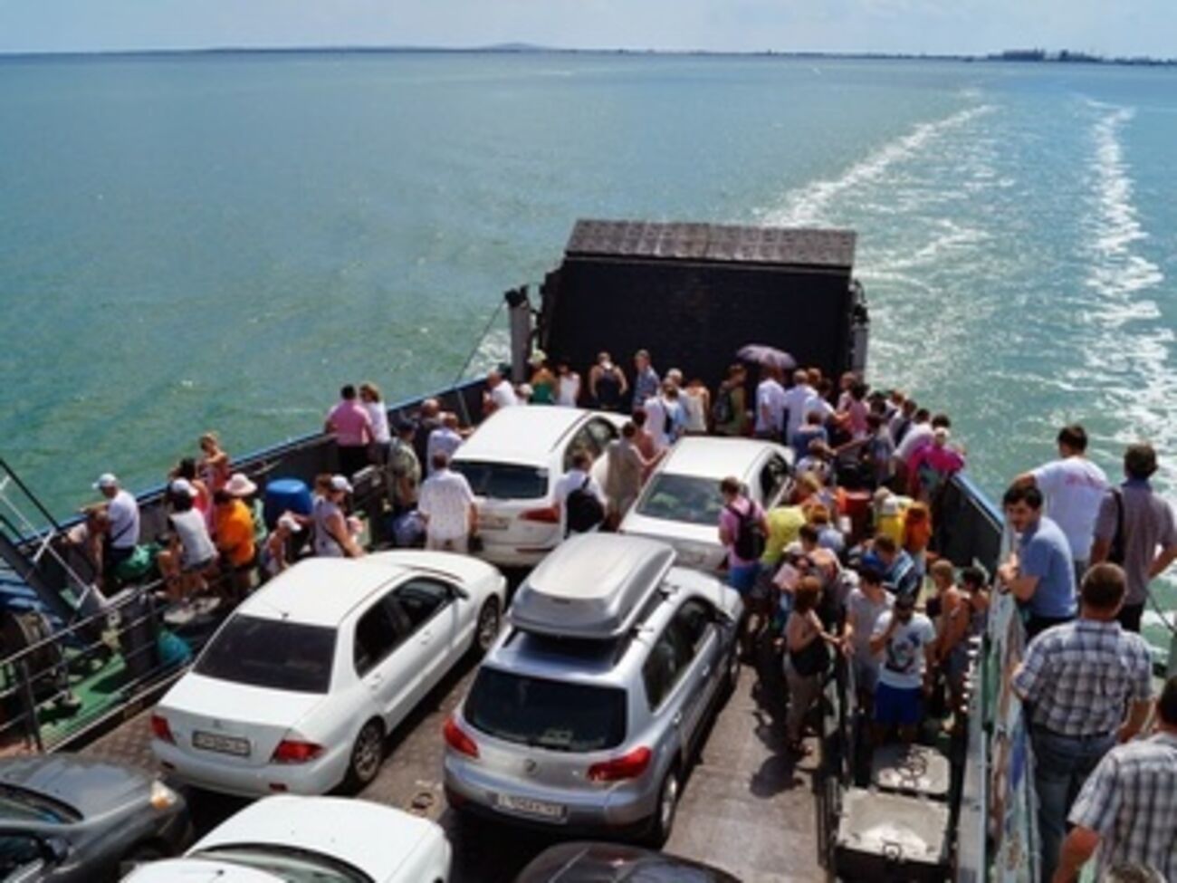 Въехать и выехать из Крыма по-прежнему сложно