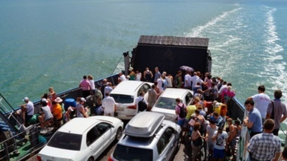 Въехать и выехать из Крыма по-прежнему сложно