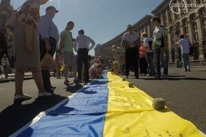 Желающие могли присоединиться к акции, купив у организаторов флаг за 50 грн