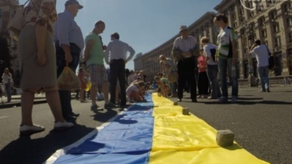Желающие могли присоединиться к акции, купив у организаторов флаг за 50 грн