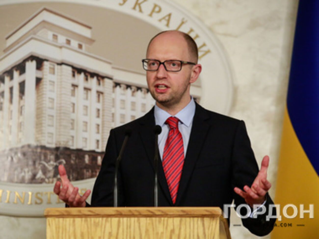 Яценюк не исключил возможности введения военного положения