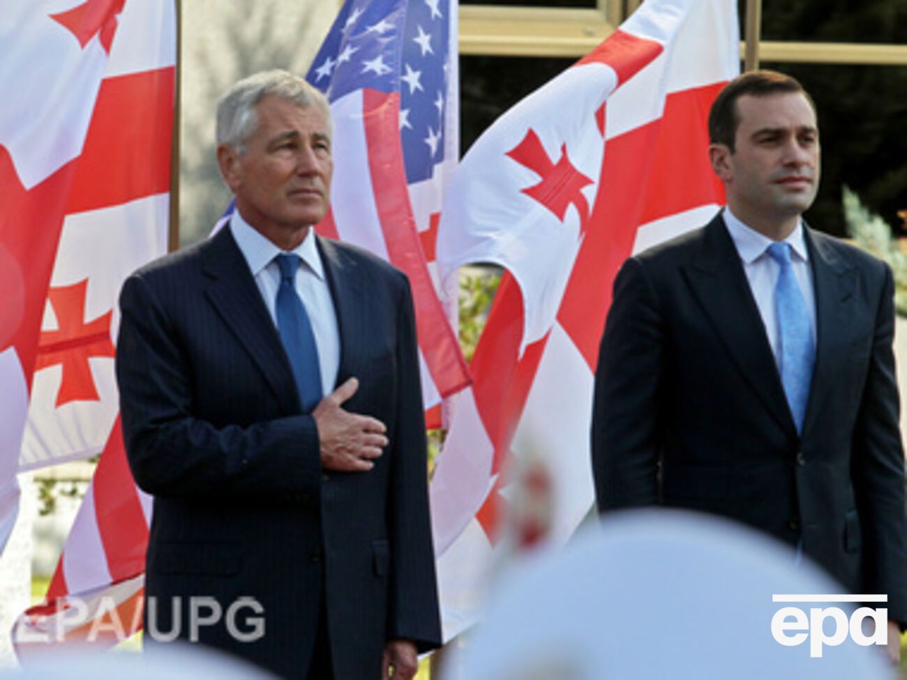 Министр обороны США Чак Хейгел со своим грузинским коллегой Икарлием Аласанией во время встречи в Тбилиси