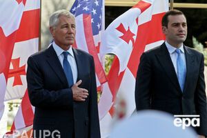 Министр обороны США Чак Хейгел со своим грузинским коллегой Икарлием Аласанией во время встречи в Тбилиси