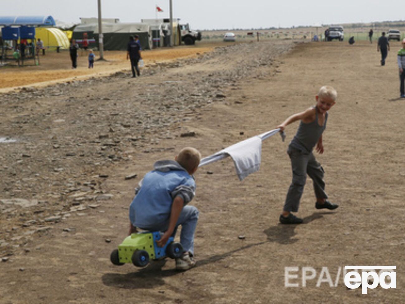 Люди продолжают покидать свои жилища из-за конфликта на Донбассе и ситуации в Крыму