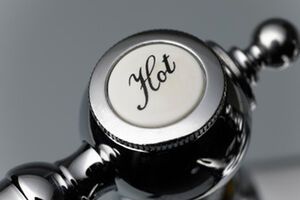 Часть киевлян сидят без горячей воды