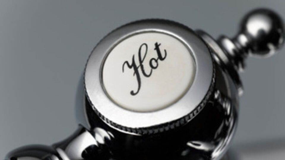 Часть киевлян сидят без горячей воды