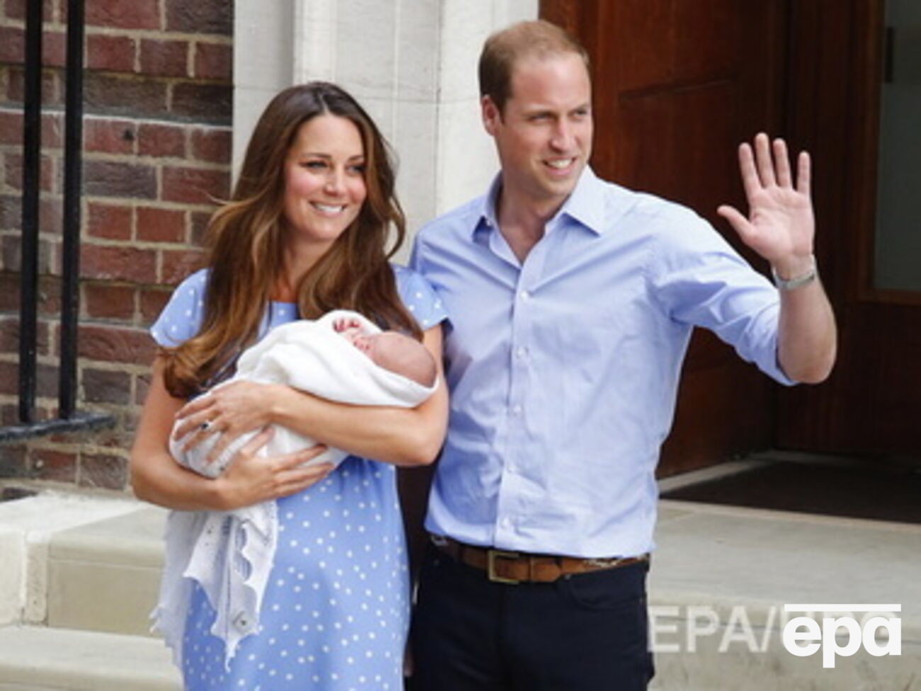 Первый ребенок у Уильяма и Кейт родился в прошлом году