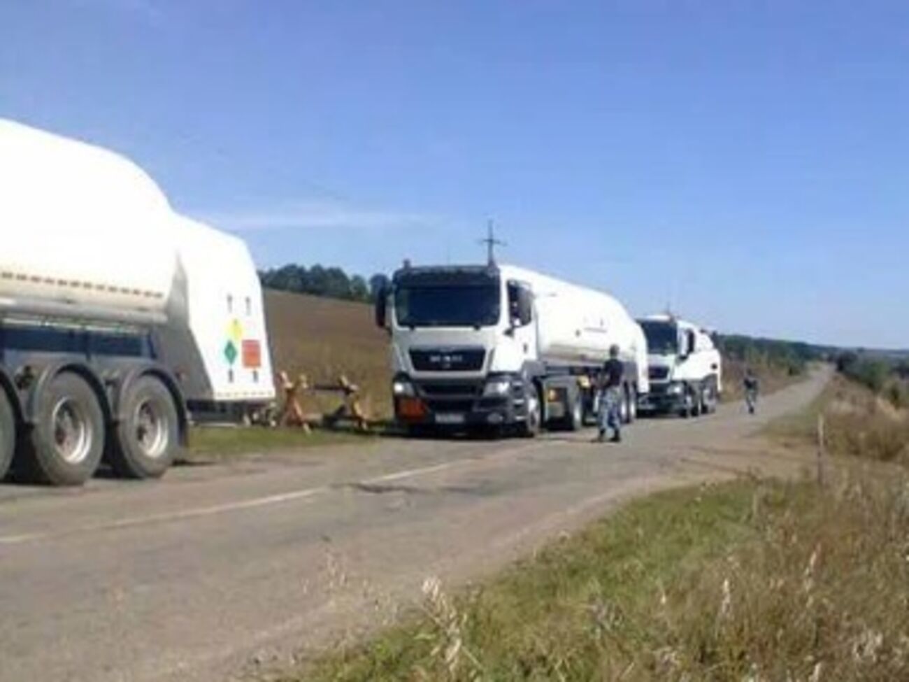 Активисты утверждают, что фуры уже много лет перевозят запрещенную продукцию из России