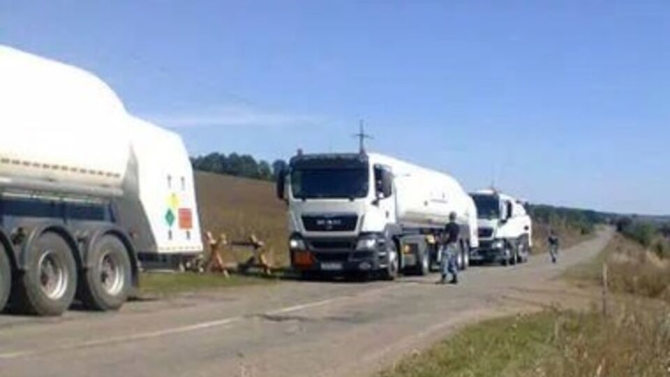 Активисты утверждают, что фуры уже много лет перевозят запрещенную продукцию из России