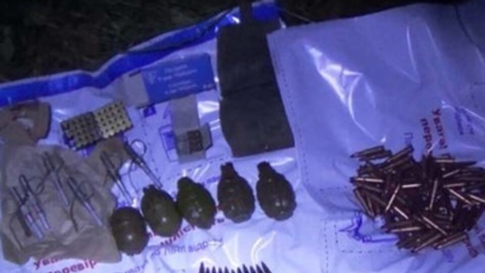 Неизвестные спрятали в лесу много боеприпасов