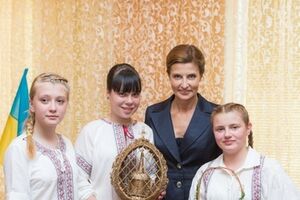 Дети подарили первой леди подарки, сделанные своими руками